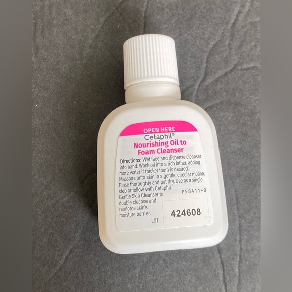 Cetaphil nourishing oil to foam cleanser SAMPLE - Picture 2 of 3